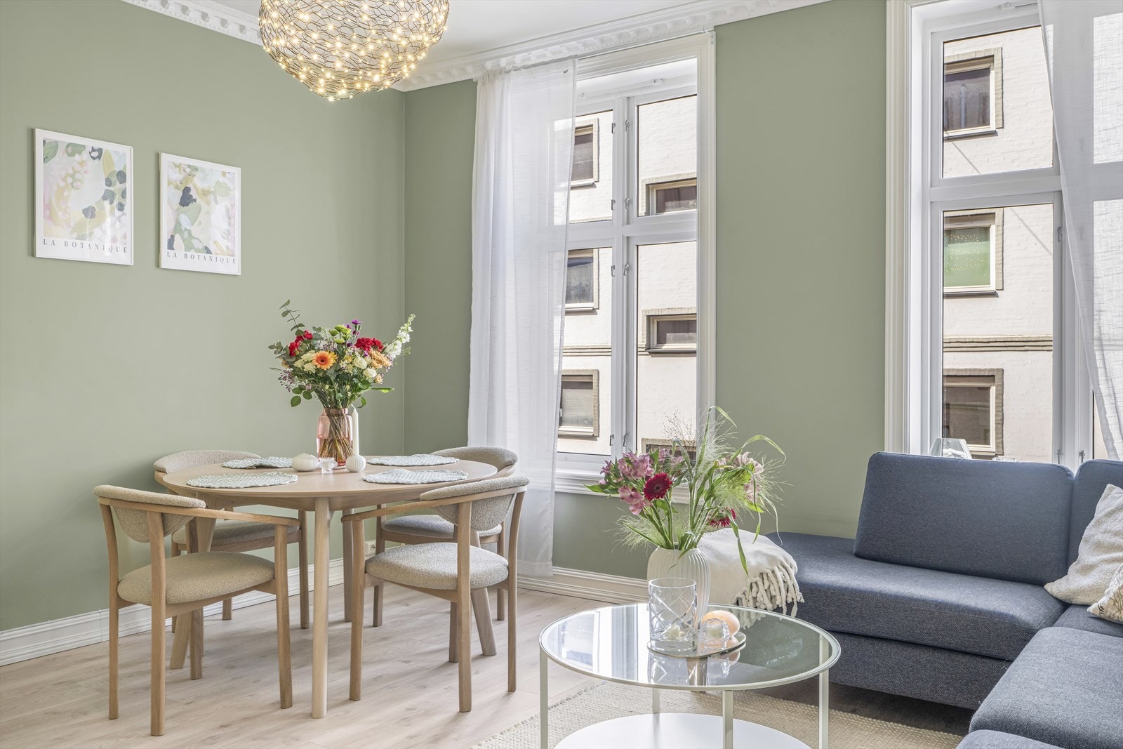 Stuen er av god størrelse med plass til å innrede med både stor sofa med tilbehør og hyggelig spisegruppe. Galleribilde