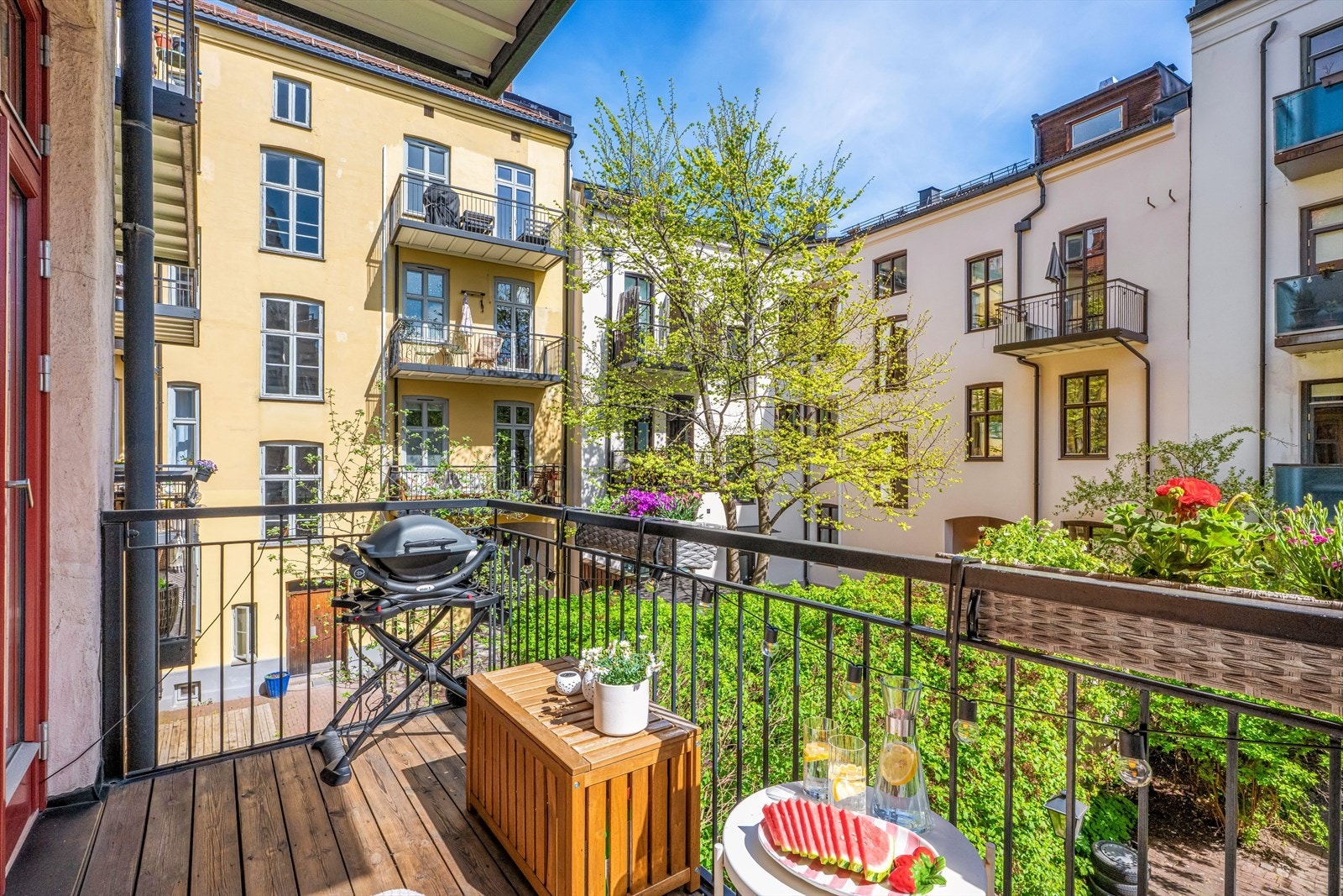 Her får du en nydelig østvendt balkong på ca. 6 m² vendt ut mot idyllisk bakgård. Galleribilde
