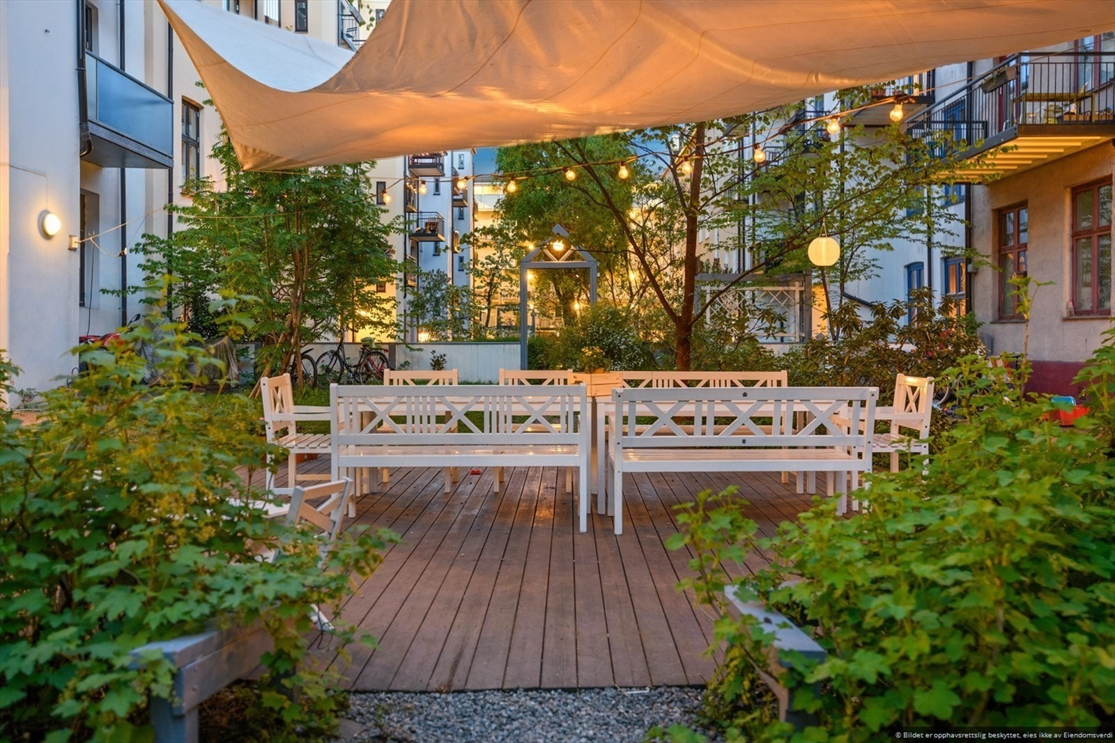 Kveldsstemning i bakgården. Galleribilde