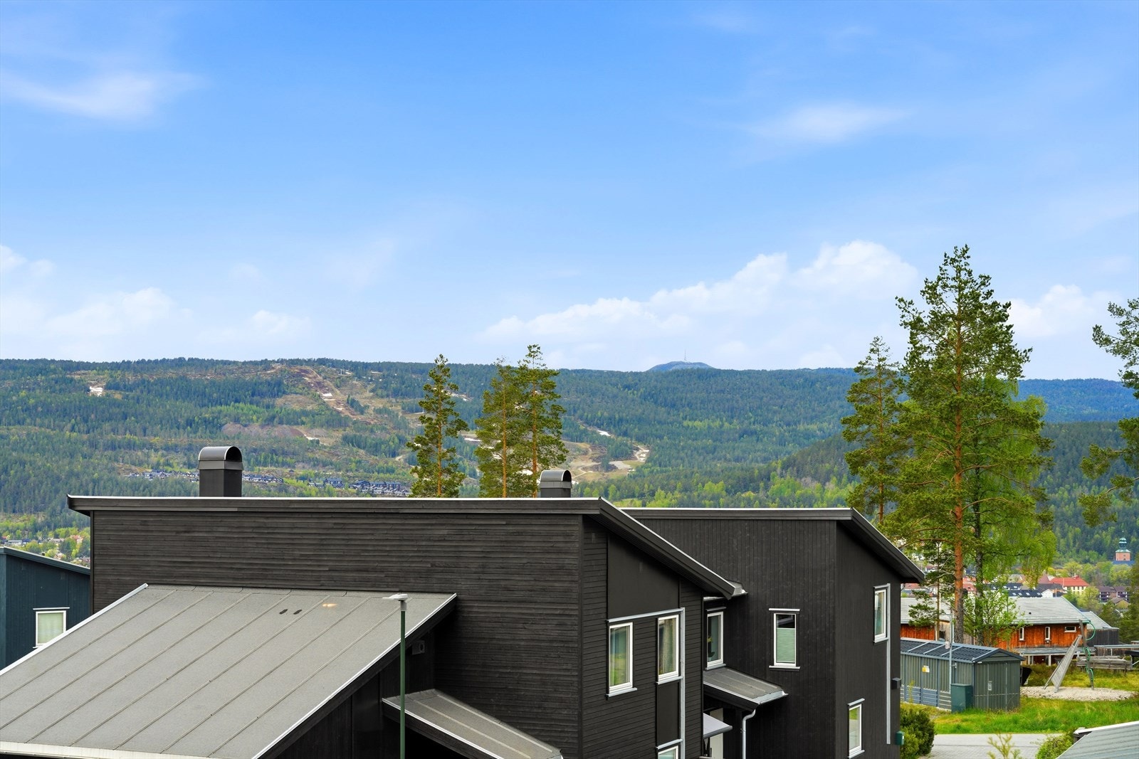 Flott utsikt til Kongsberg skisenter som lyser opp under vintersesongen - Du kan og se knutetoppen i det fjerne Galleribilde