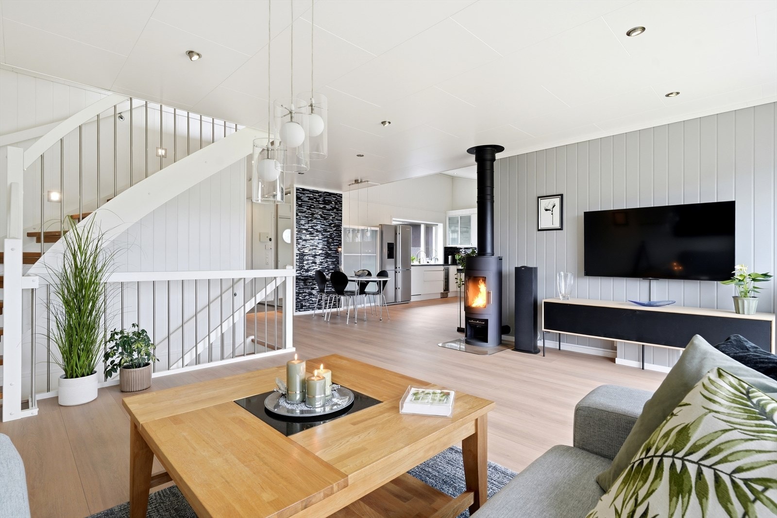 1. etasje er bestående av stue, kjøkken, entré, bad og soverom Galleribilde