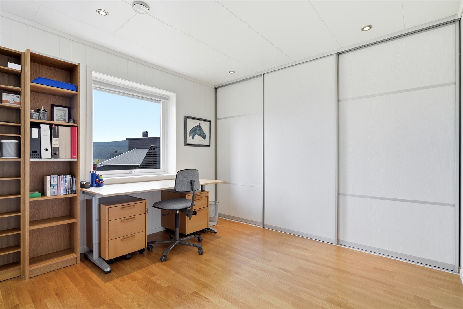 Også integrert skyvedørsgarderobe på dette rommet Galleribilde