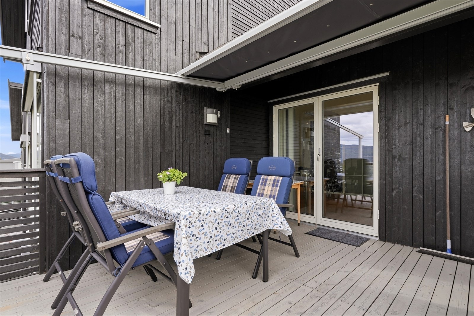 Elektrisk markise som hjelper både mot regn og sol Galleribilde