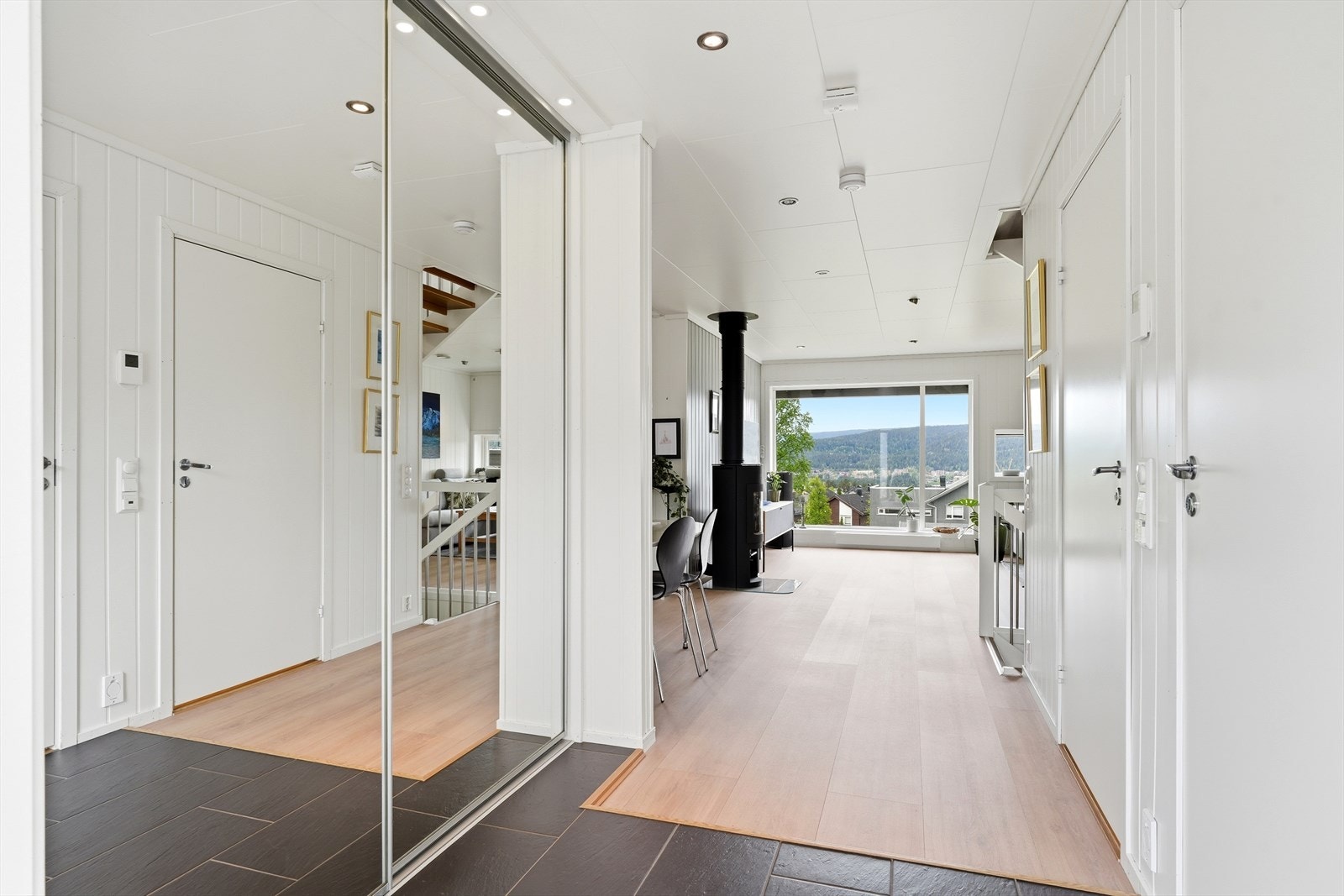 Entré med integrert skyvedørsgarderobe Galleribilde