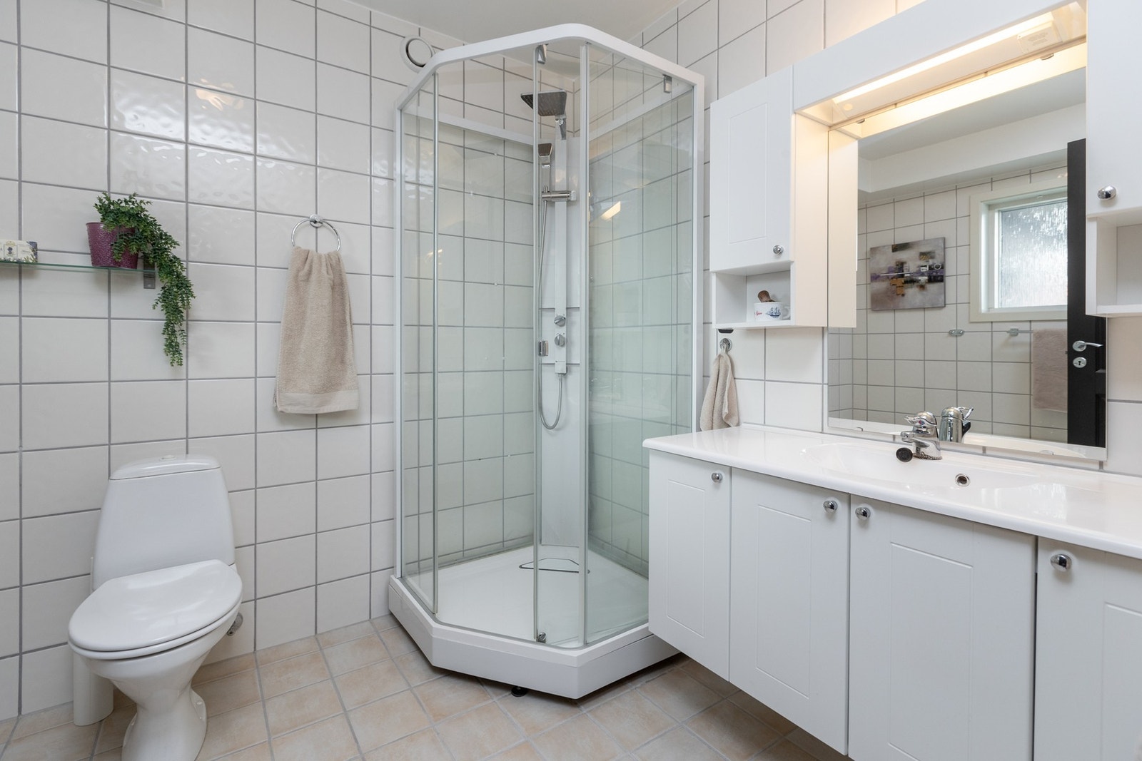 Romslig, flislagt bad/WC. Galleribilde