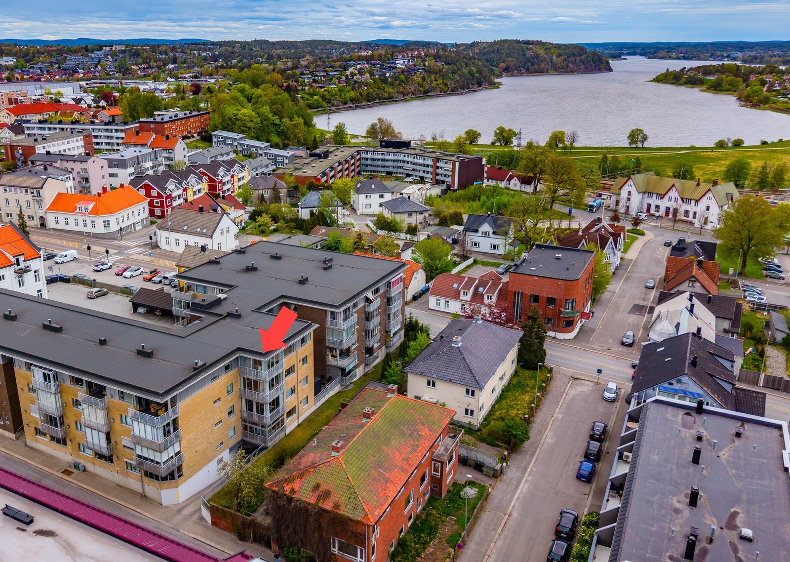 Stor. lys & moderne leilighet i toppetasjen! Heis. Parkering. Galleribilde