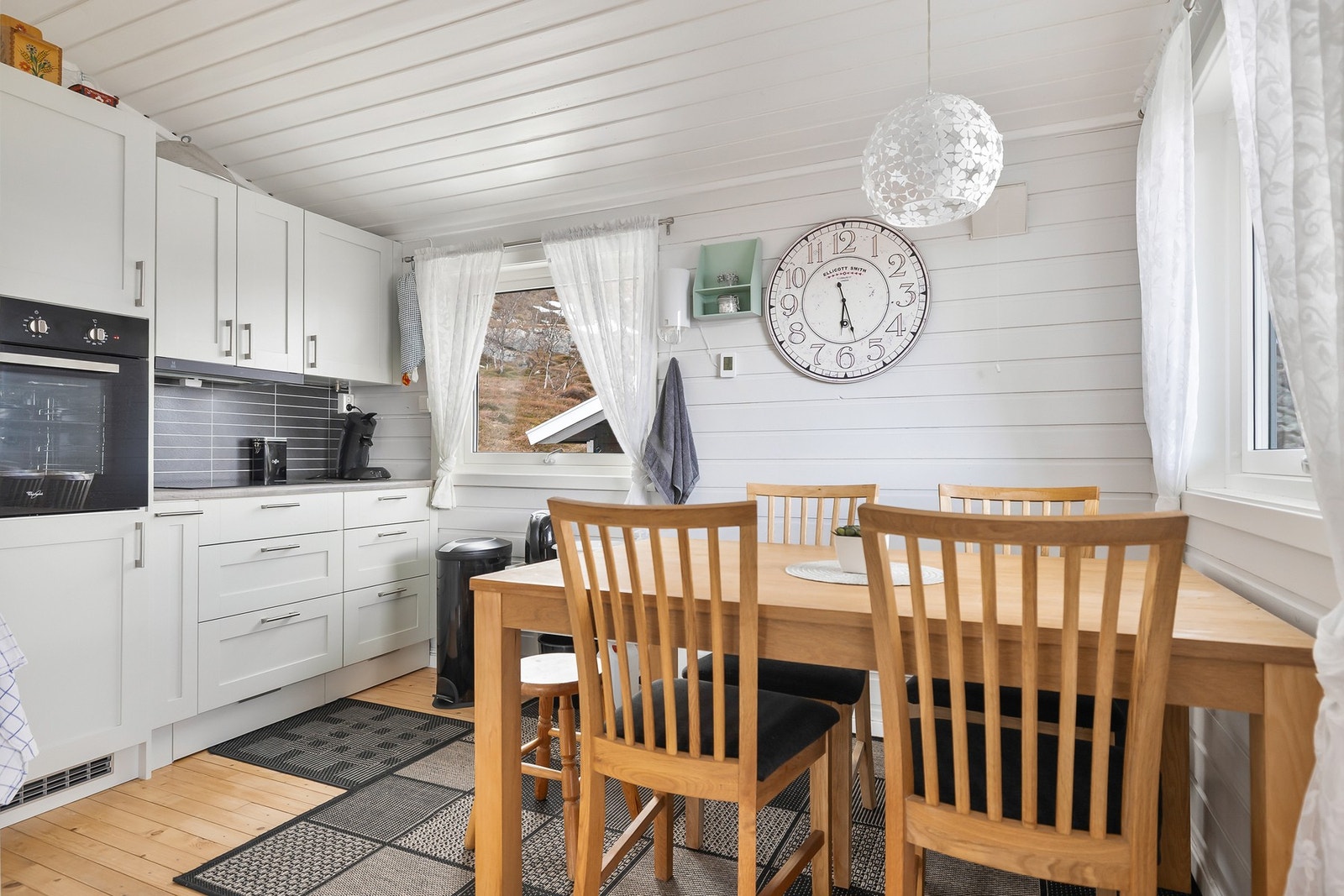 Hyggelig spiseplass med plass til familie og venner. Galleribilde