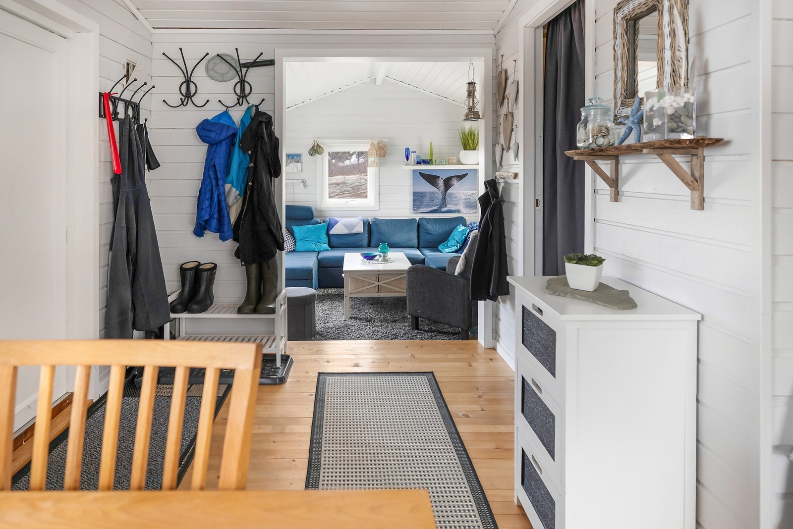 Innbydende entré med et lyst og åpent preg inn mot stuen. Galleribilde