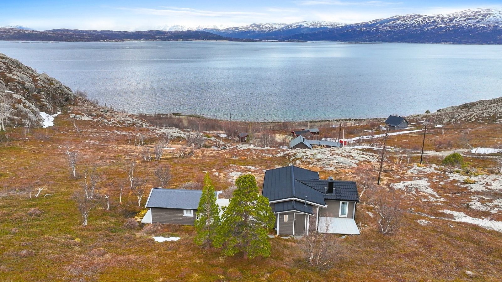 Hytta har en flott beliggenhet med utsikt over vannet og fjellene. Galleribilde