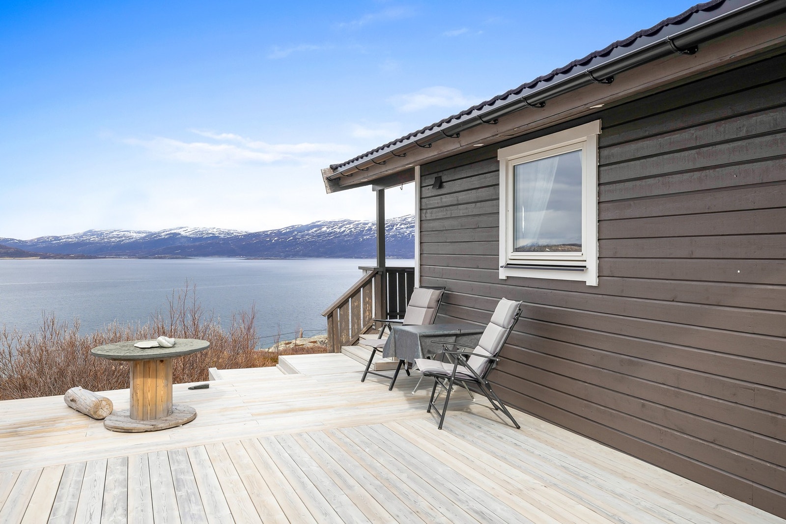 Det er stor terrasse med god plass til utemøbler og sosialt samvær. Galleribilde