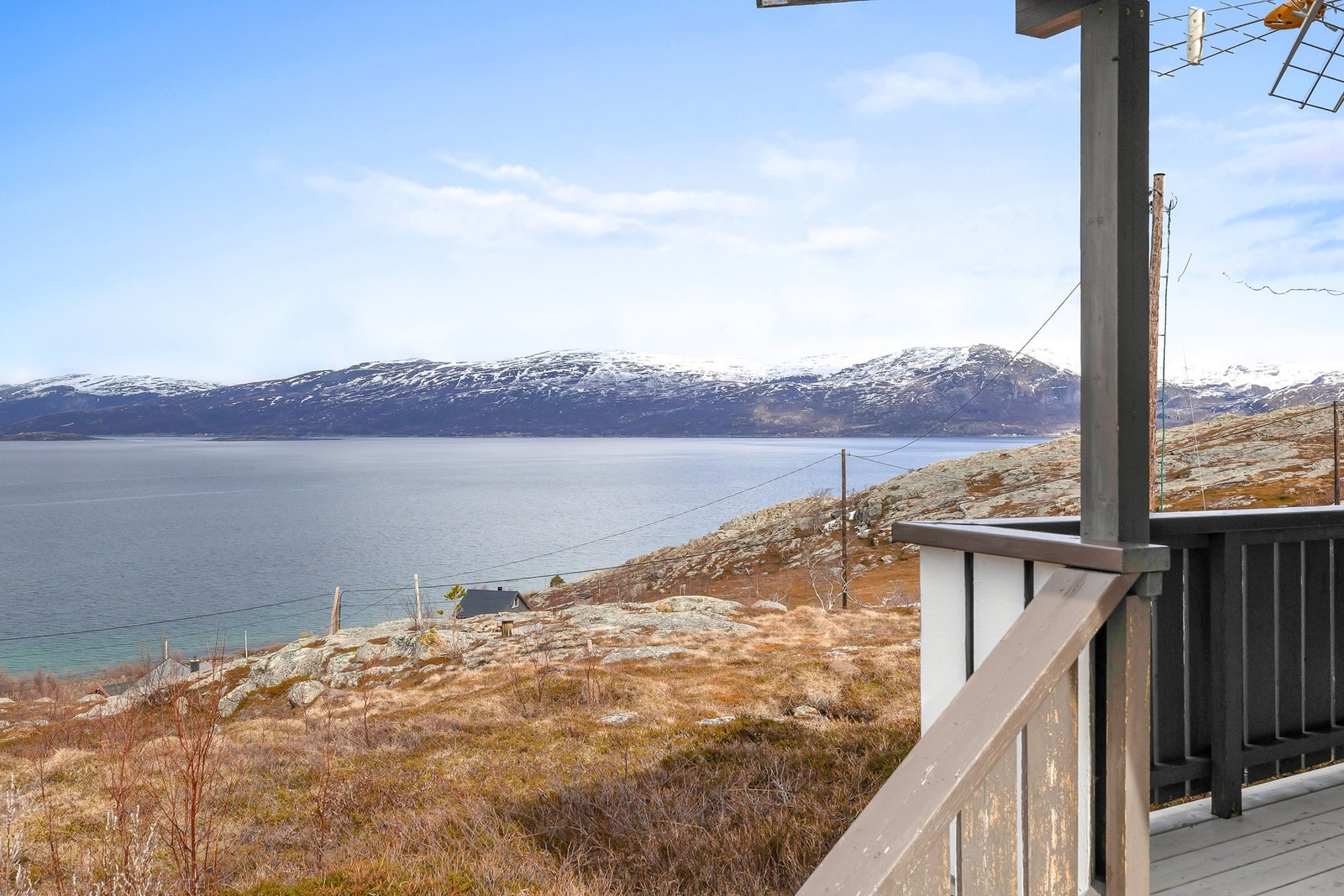 Fra terrassen kan man nyte den flotte utsikten og den friske luften. Galleribilde