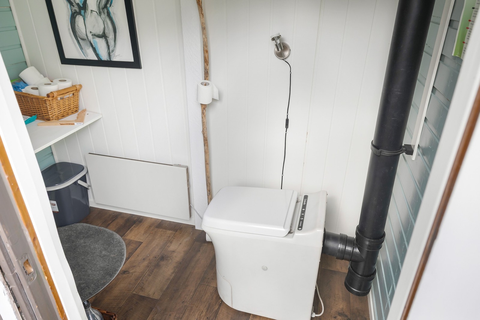 Toalettrom utstyrt med moderne forbrenningstoalett. Galleribilde