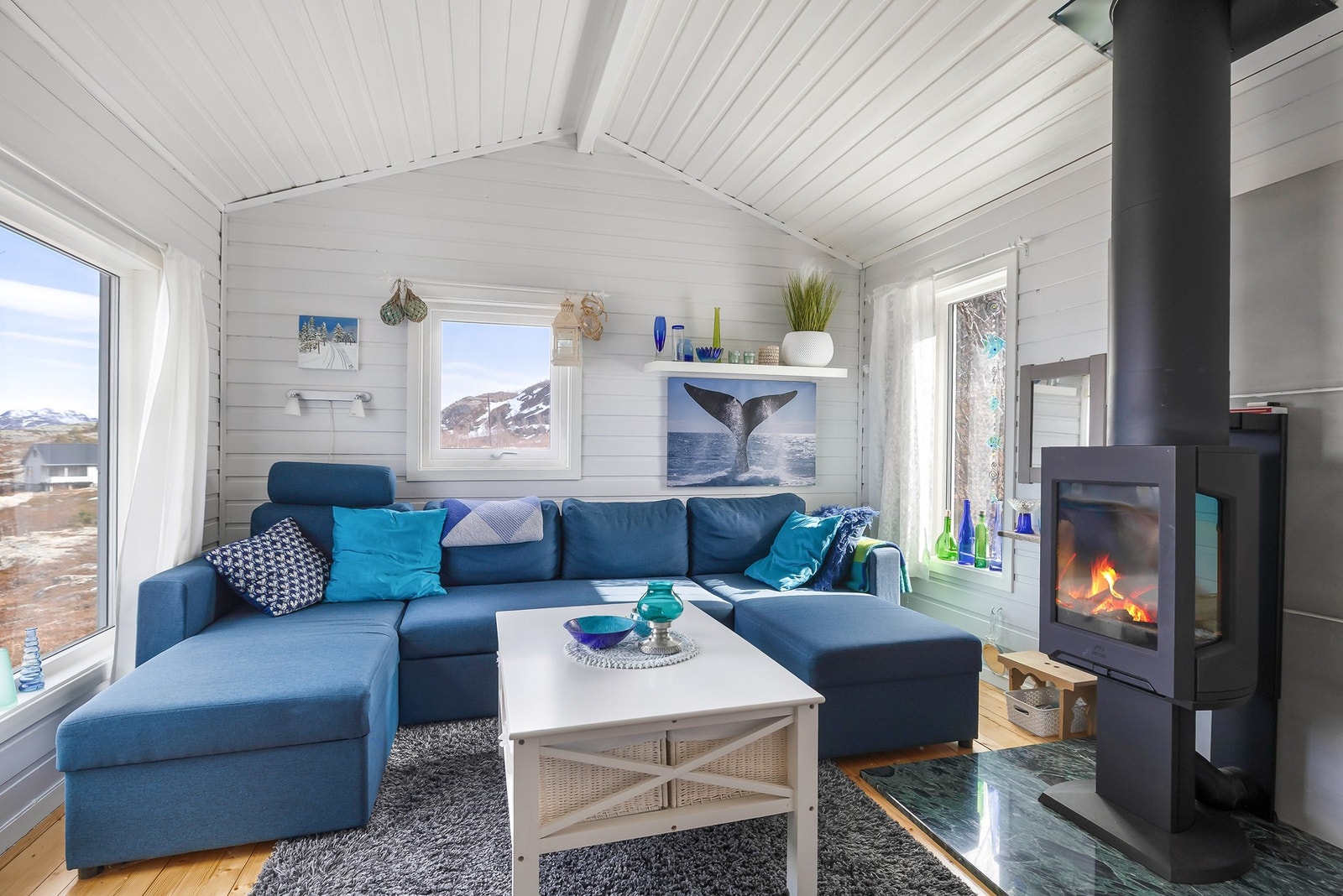 Romslig stue med plass til en stor sofagruppe. Galleribilde