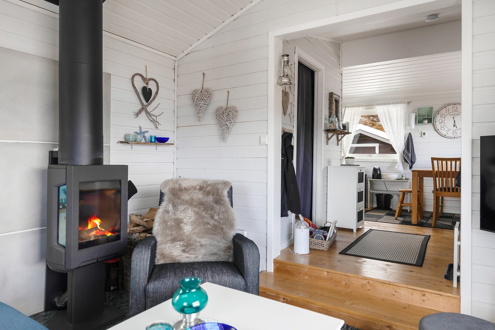 Stuen er et lunt samlingspunkt med et effektivt ildsted for varme. Galleribilde