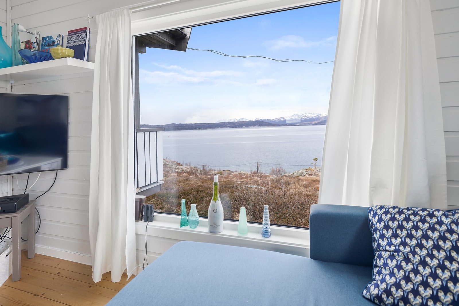 Fantastisk utsikt mot fjord og fjell rett fra sofakroken. Galleribilde