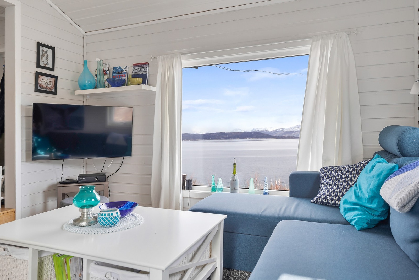 Store vindusflater gir rikelig med naturlig lys og rammer inn utsikten. Galleribilde