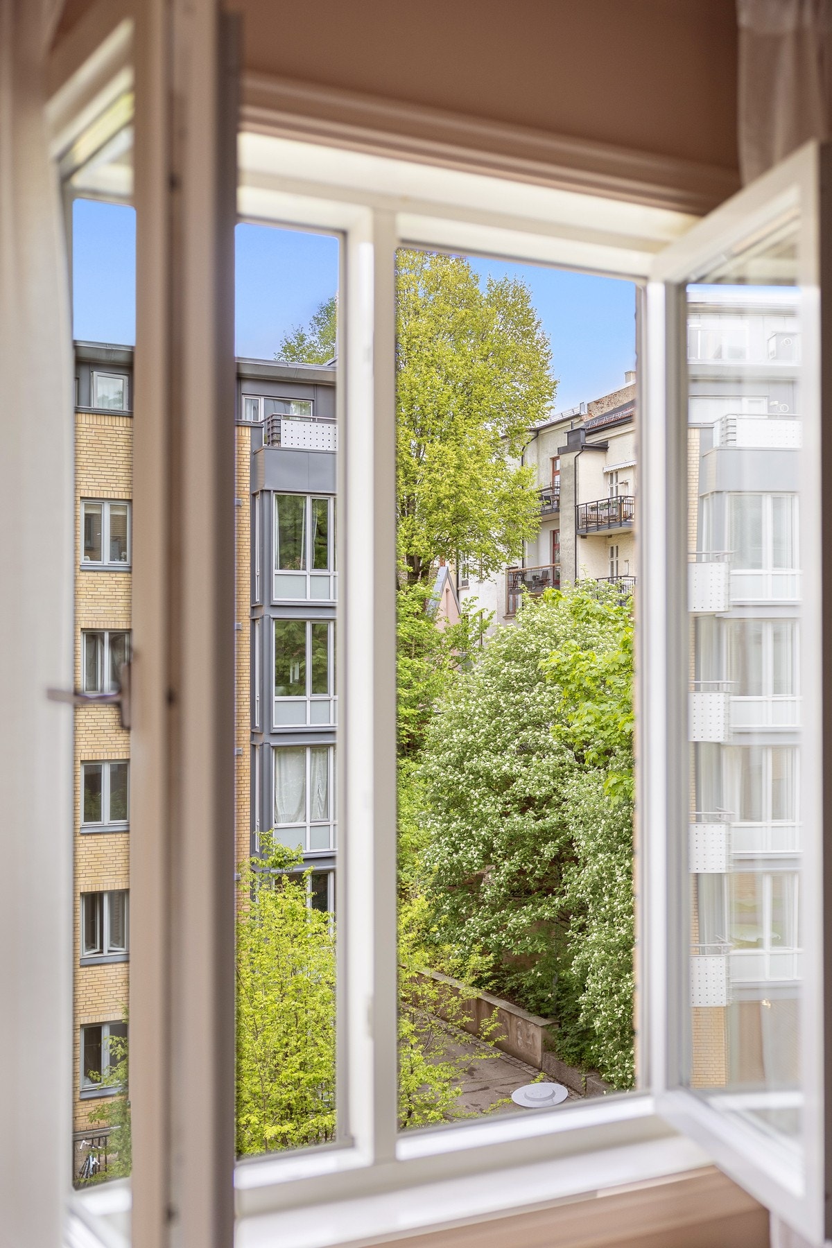 Hovedsoverommet vender mot rolig bakgård. Galleribilde