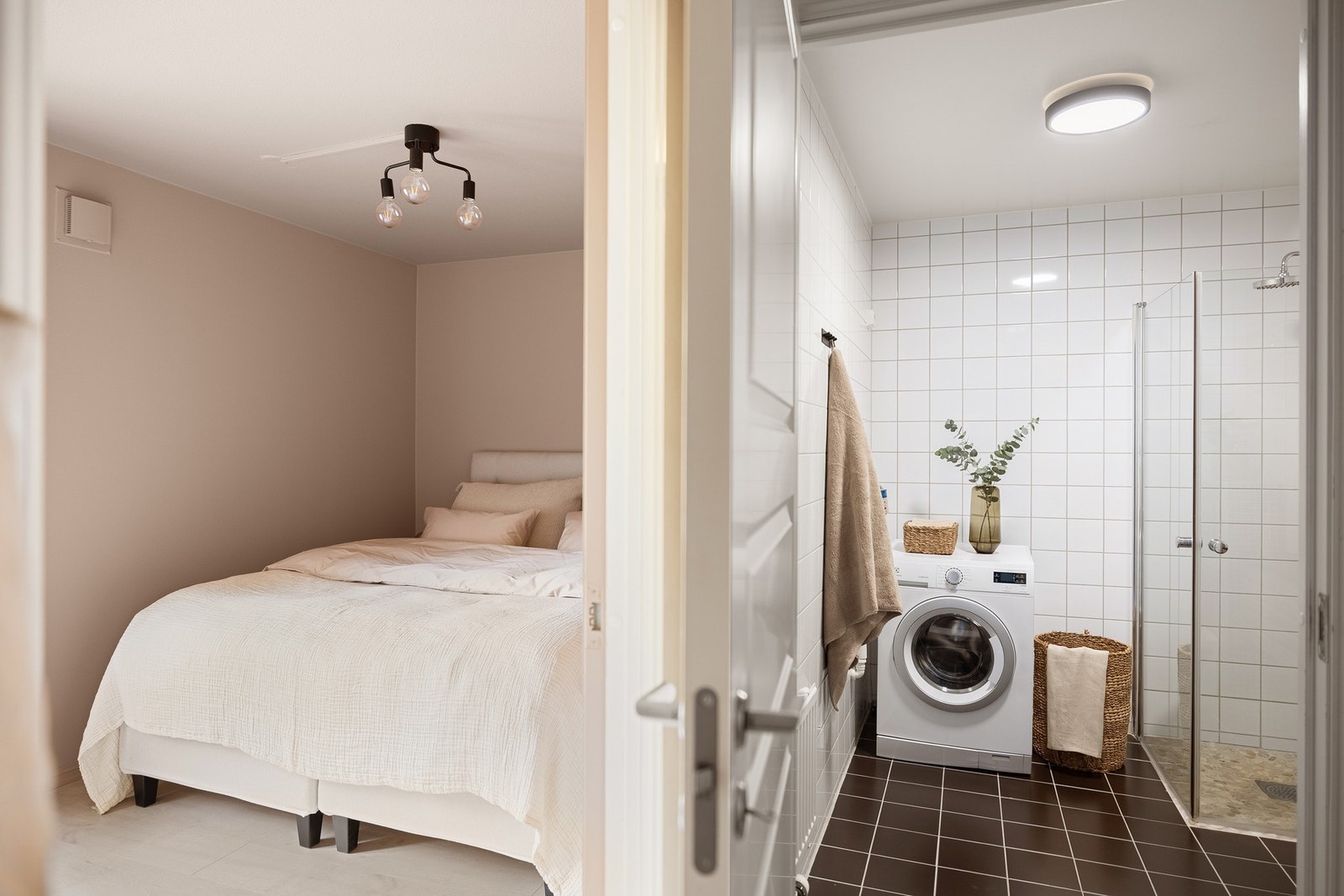 Begge soverommene har en fin plassering i hver ende av leiligheten. Galleribilde