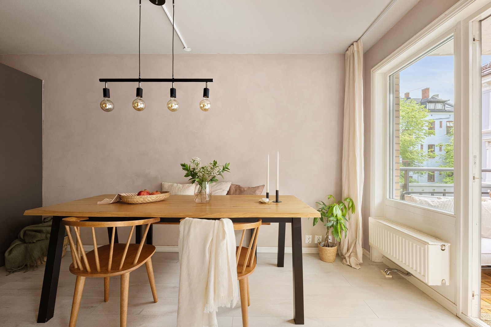 Innbydende spiseområde med gode lysforhold. Galleribilde