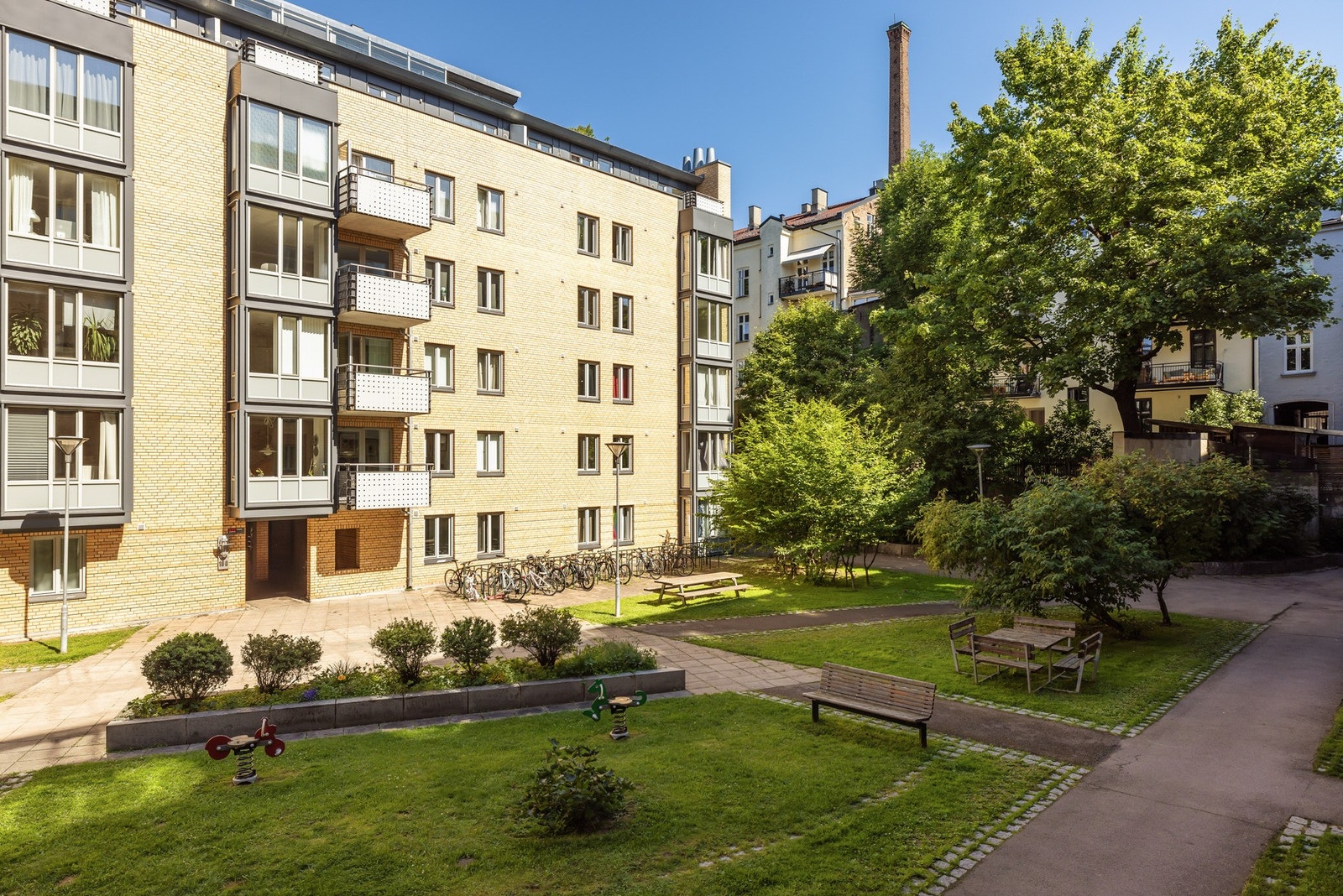 Videre kan sameierne benytte seg av en flott opparbeidet bakgård. Galleribilde