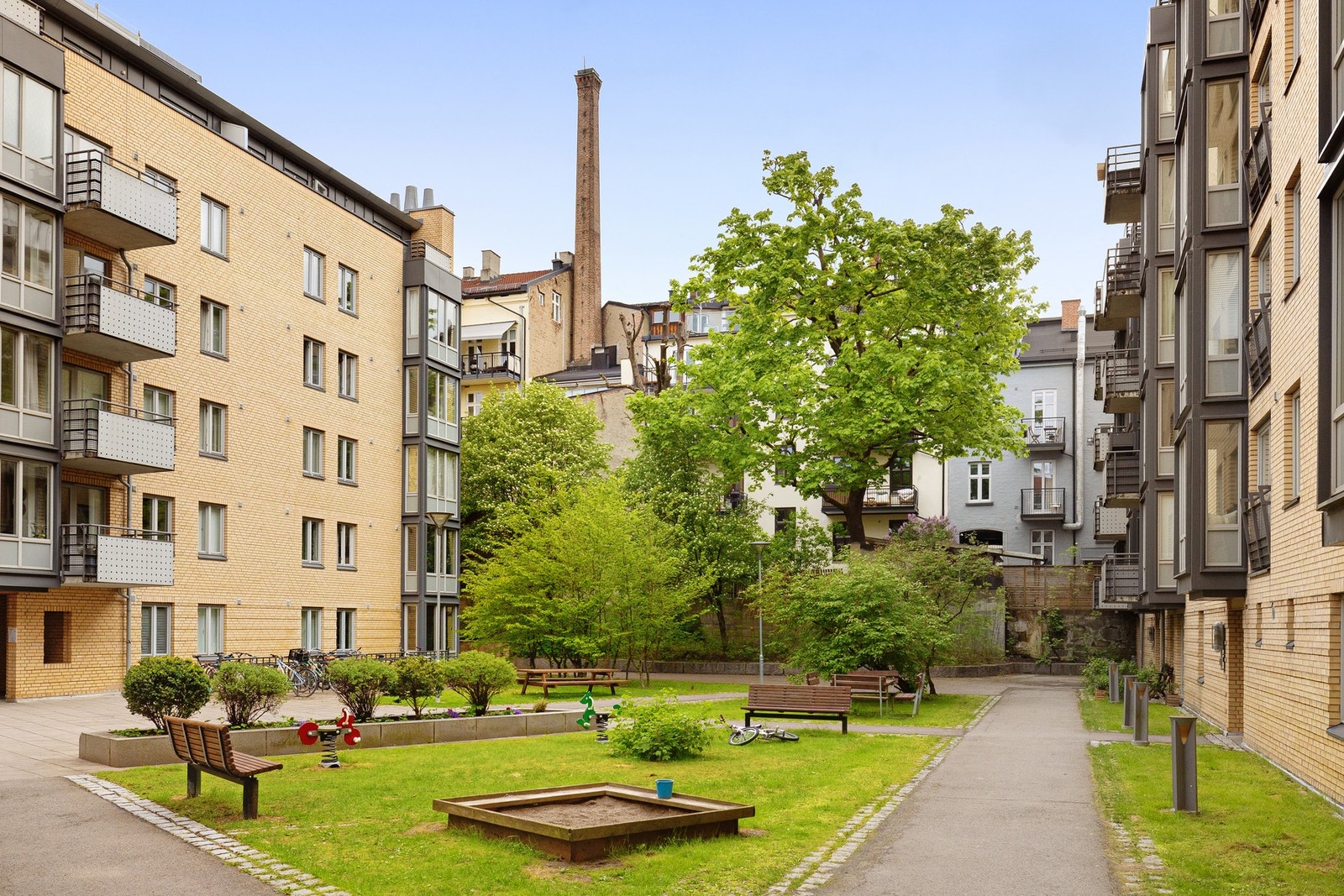 Felles bakgård. Galleribilde