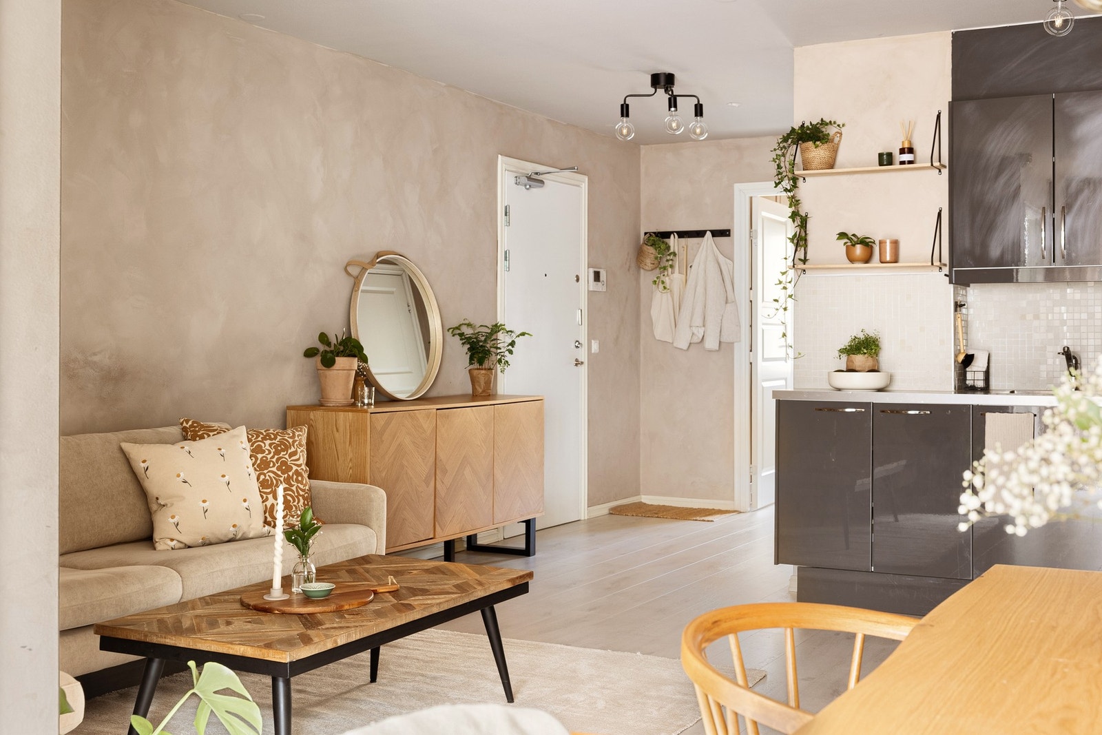 Når du kommer inn i leiligheten blir du møtt av en hyggelig entré som gir et godt førsteinntrykk. Galleribilde