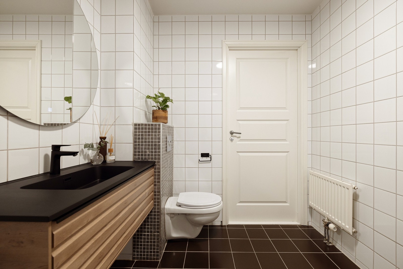 Badet er oppgardert med ny servantinnredning fra 2022, speil og dimbar belysning. Galleribilde