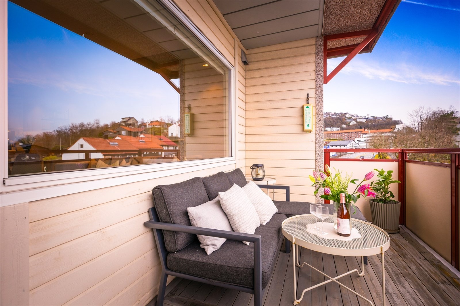 Leiligheten ligger i byggets 4. etasje på et hjørne, med lite innsyn. Galleribilde