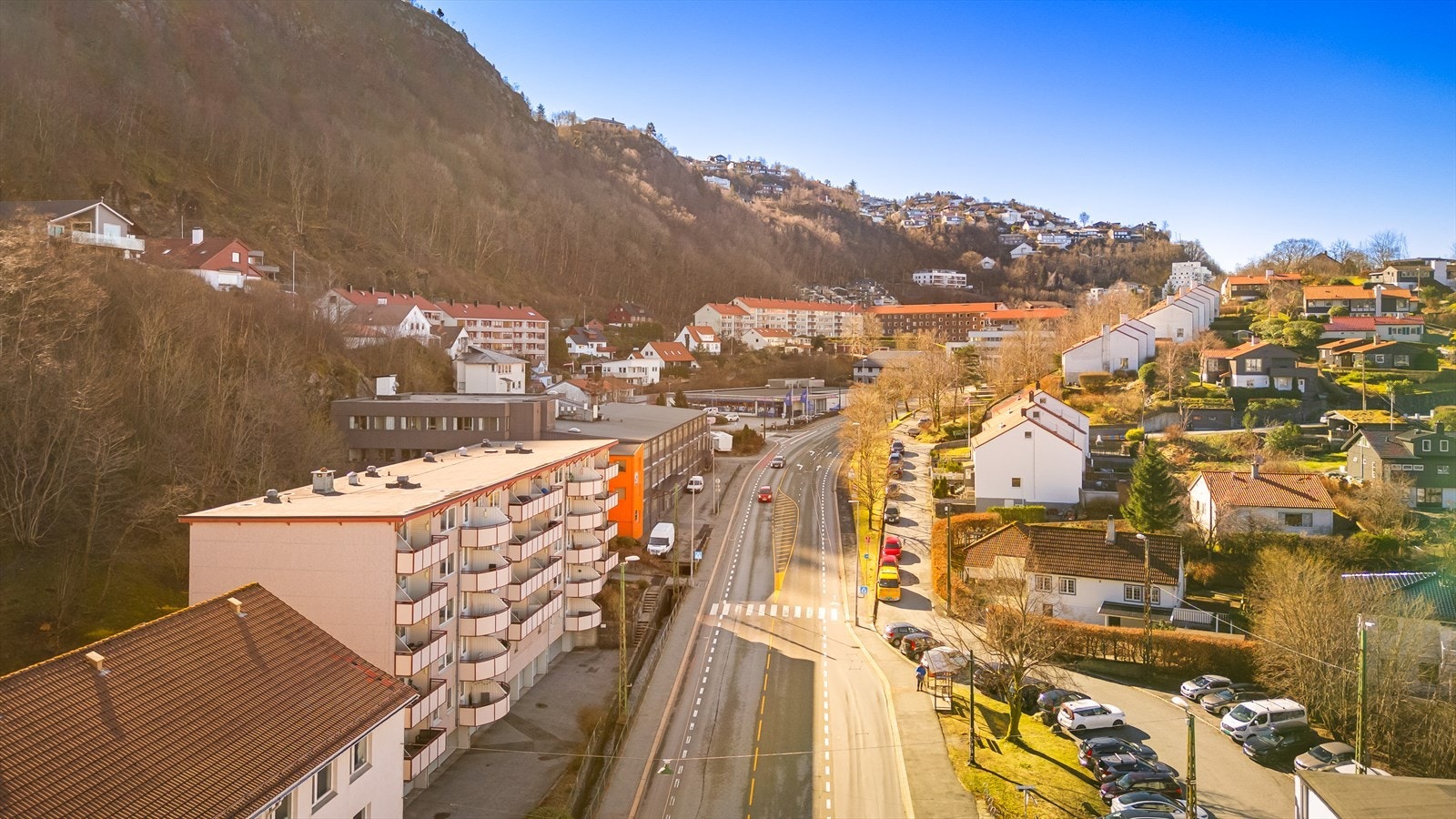 Nattlandsveien 102A har en fin og sentral beliggenhet i et etablert og populært boligområde på Landås. Galleribilde