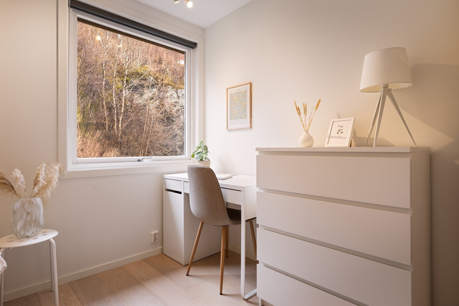 Soverommet har plass til stor seng, nattbord og kommode/garderobeskap. Galleribilde
