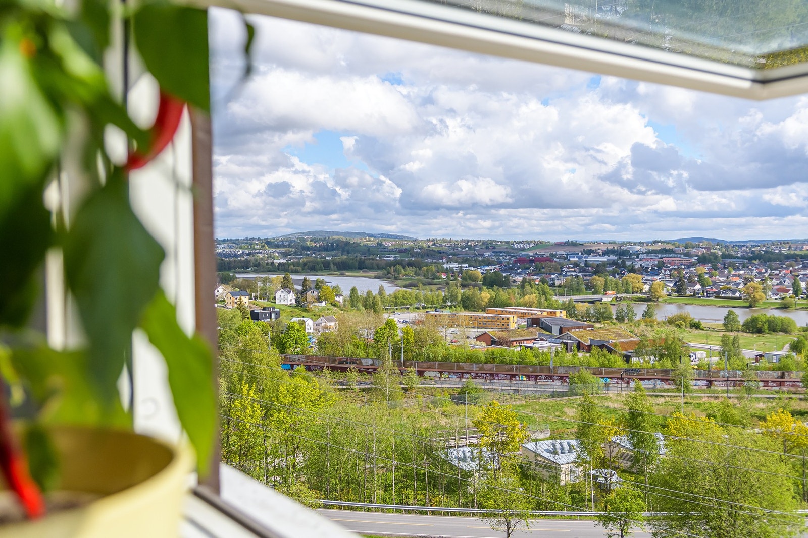 Boligen ligger fritt og høyt til uten innsyn Galleribilde