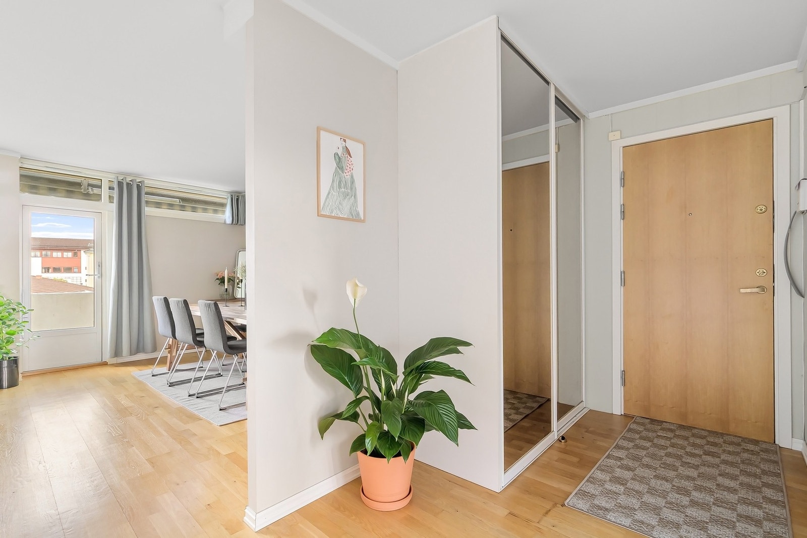 Innbydende entré med praktisk skyvedørsgarderobe som gir god oppbevaringsplass Galleribilde