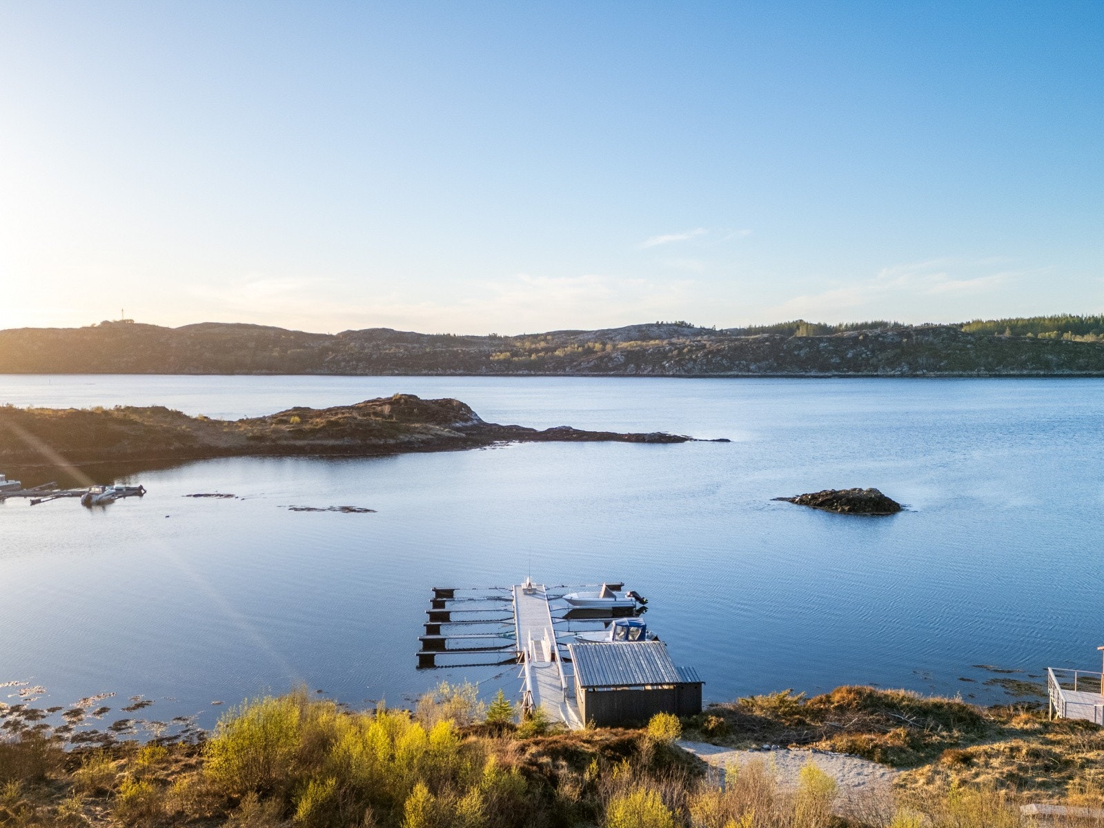 Herfra er det kort vei ut til Hitras anerkjente skjærgård, med gode muligheter for fiske og båtliv. Galleribilde