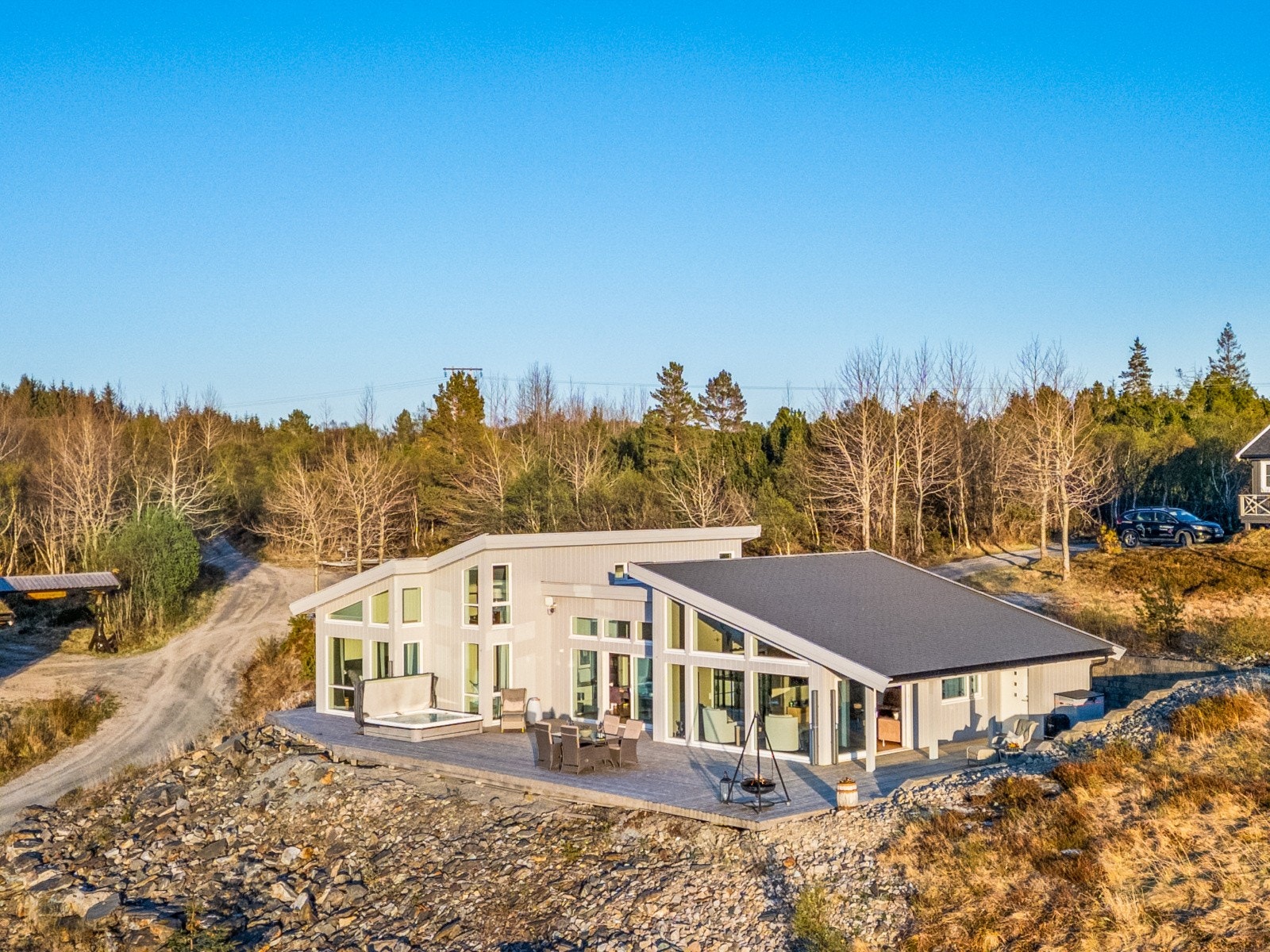 En arkitektonisk særpreget fritidsbolig fra 2015. Eiendommen har vannbåren varme i alle gulv på hovedplanet og et KNX-anlegg for smart styring. Galleribilde