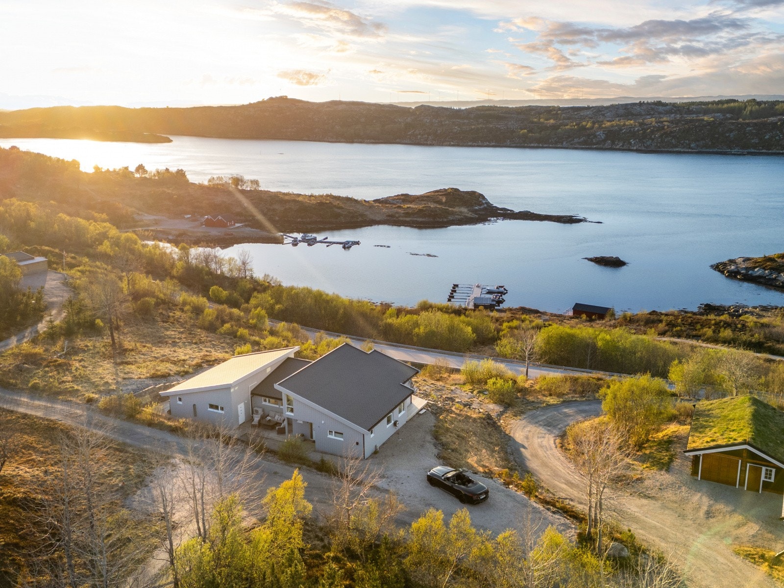 Fritidseiendommen ligger i naturskjønne omgivelser på Melandsjø, med umiddelbar nærhet til sjøen. Galleribilde