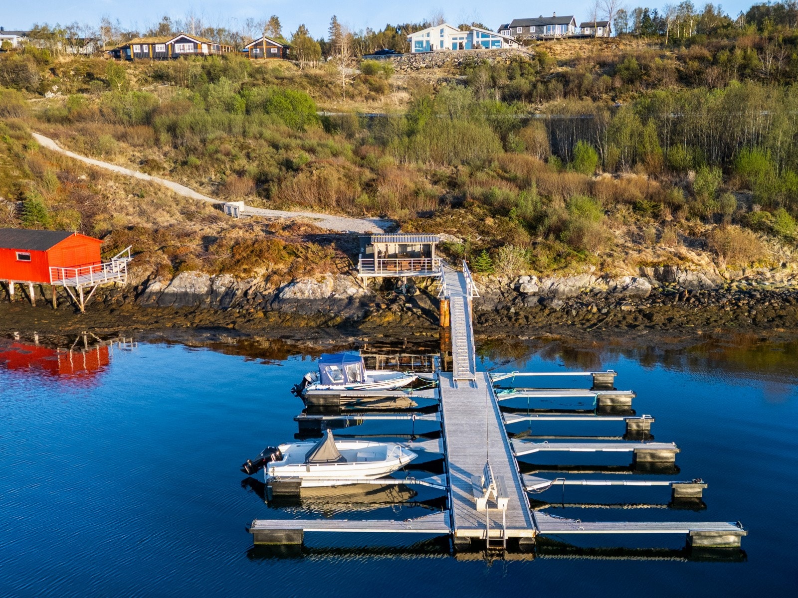 Med eiendommen følger egen båtplass i marinaen rett nedenfor hytta. Galleribilde