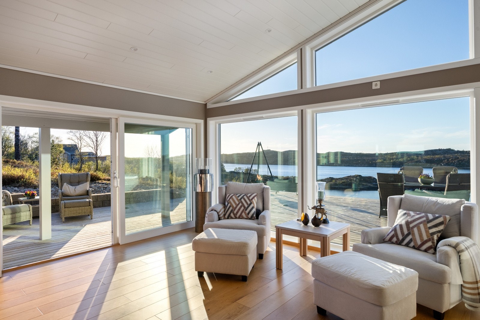 Også fra stuen er det direkte utgang til terrassen via en bred skyvedør. Galleribilde