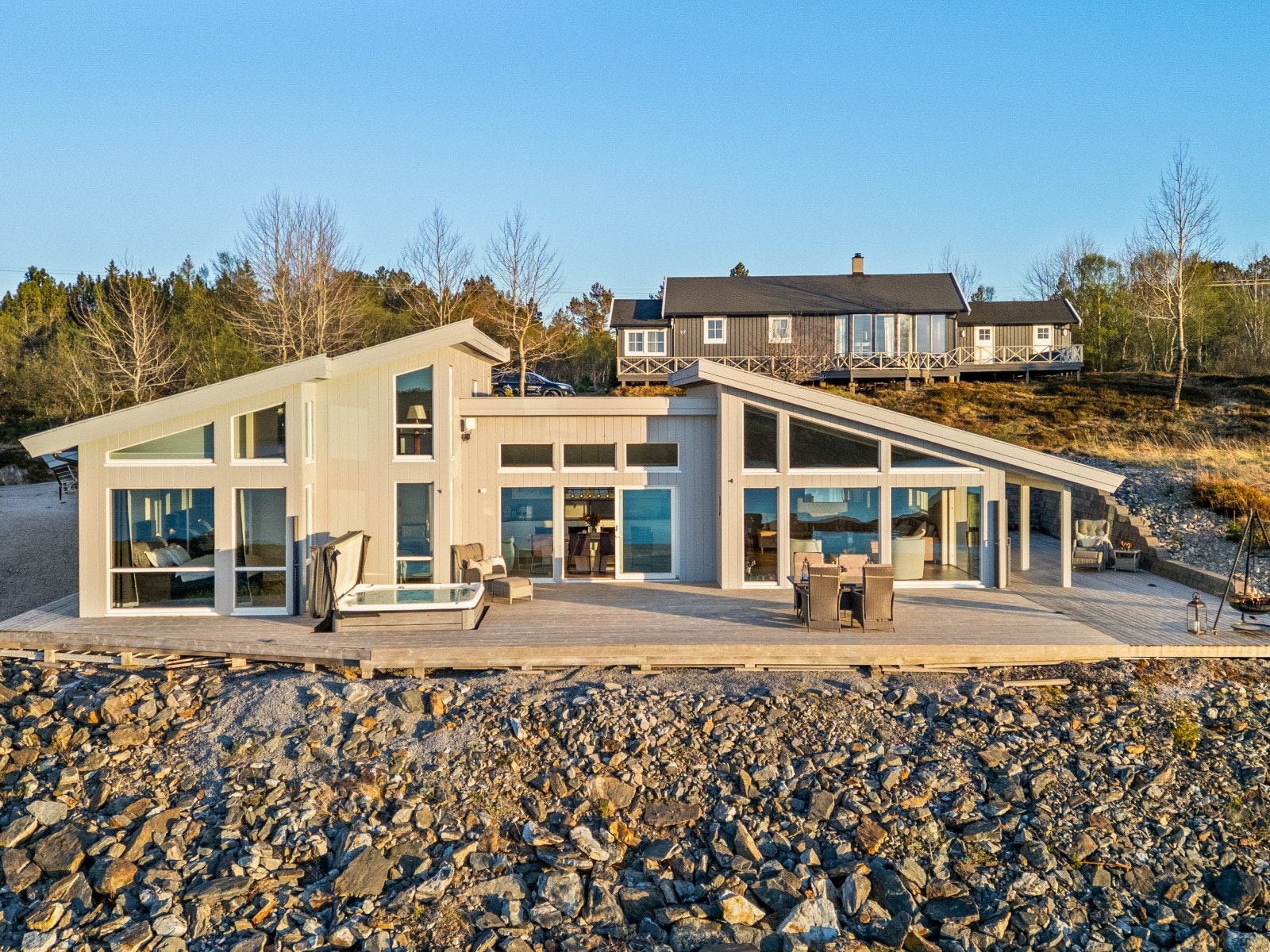 Fasaden preges av store glassflater og en spennende arkitektur med tre separate bygningskropper med pulttak. Galleribilde