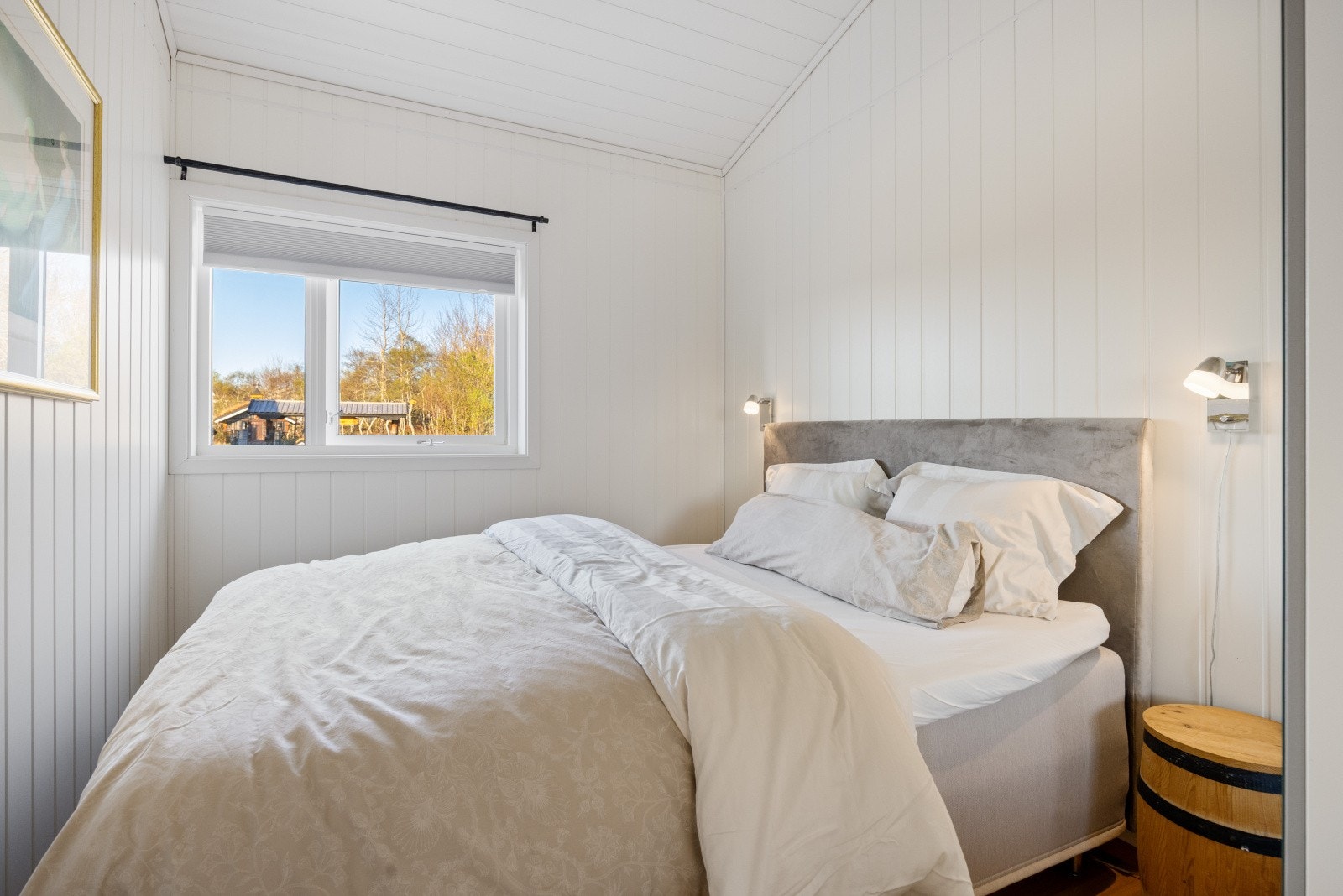 Praktisk soverom med plass til dobbeltseng og oppbevaring. Galleribilde