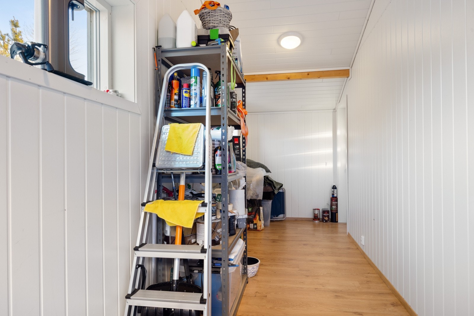 I tillegg til utvendig bod, er det også praktisk lagringsplass innendørs. Galleribilde