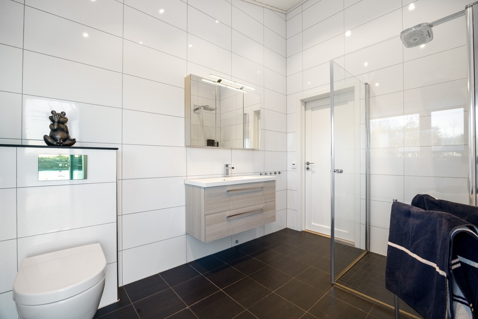 Det andre badet har også store fliser på gulv og vegger, og er av god størrelse. Galleribilde