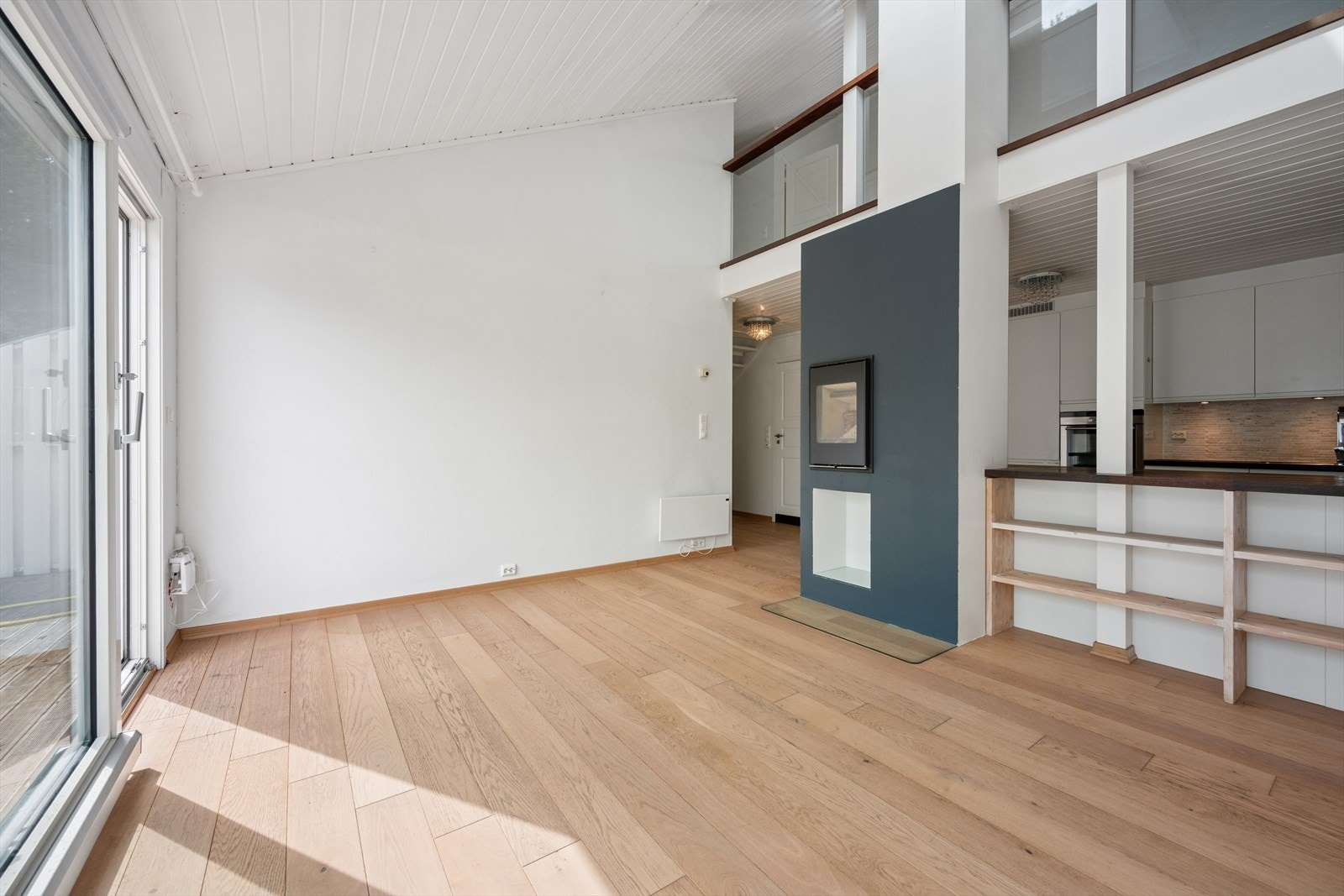Fra stuen er det åpen siktlinje mot kjøkkenet og direkte utgang til den store terrassen. Galleribilde