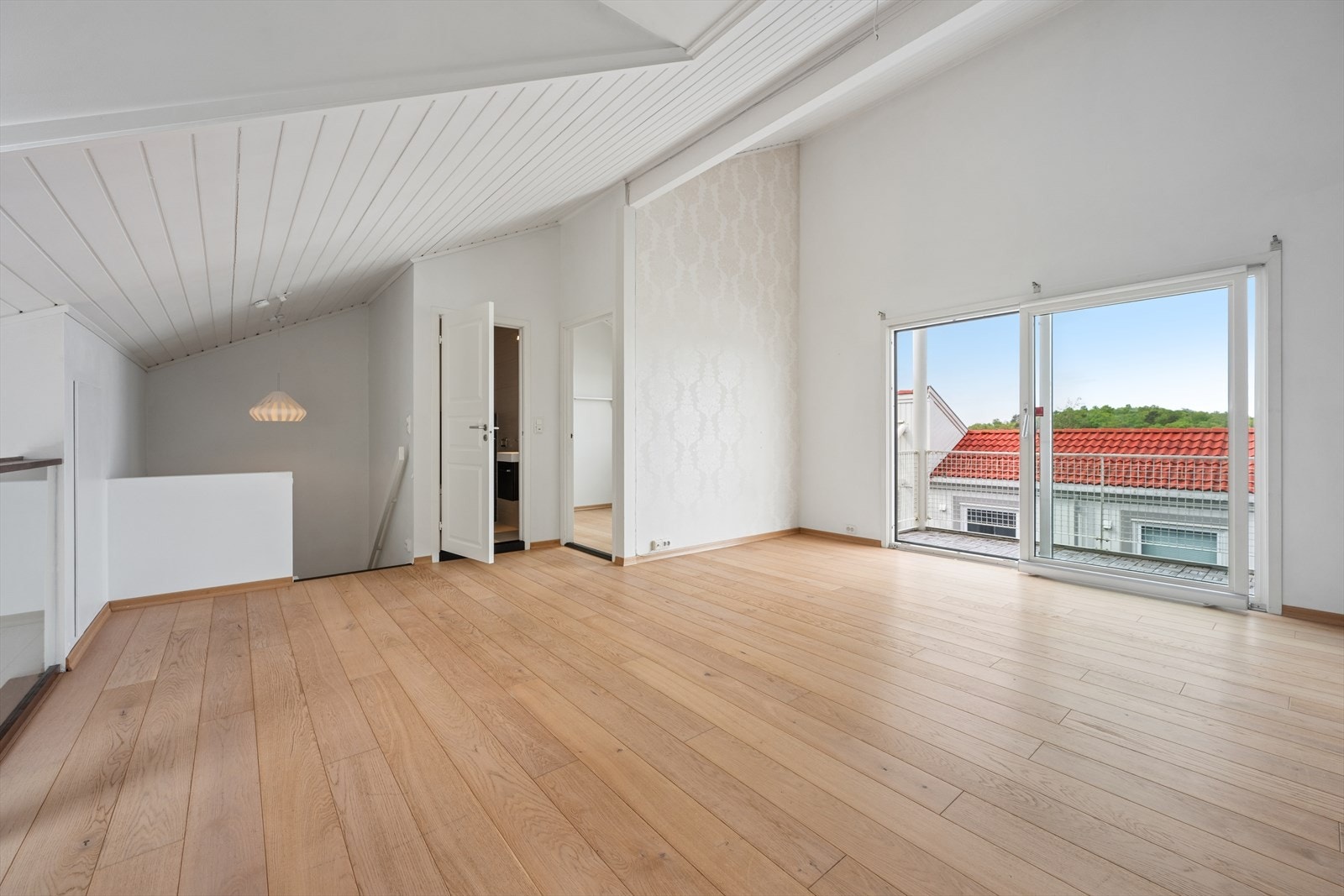Loftstuen i andre etasje gir ekstra rom for lek eller en tilbaketrukket TV-krok. Galleribilde