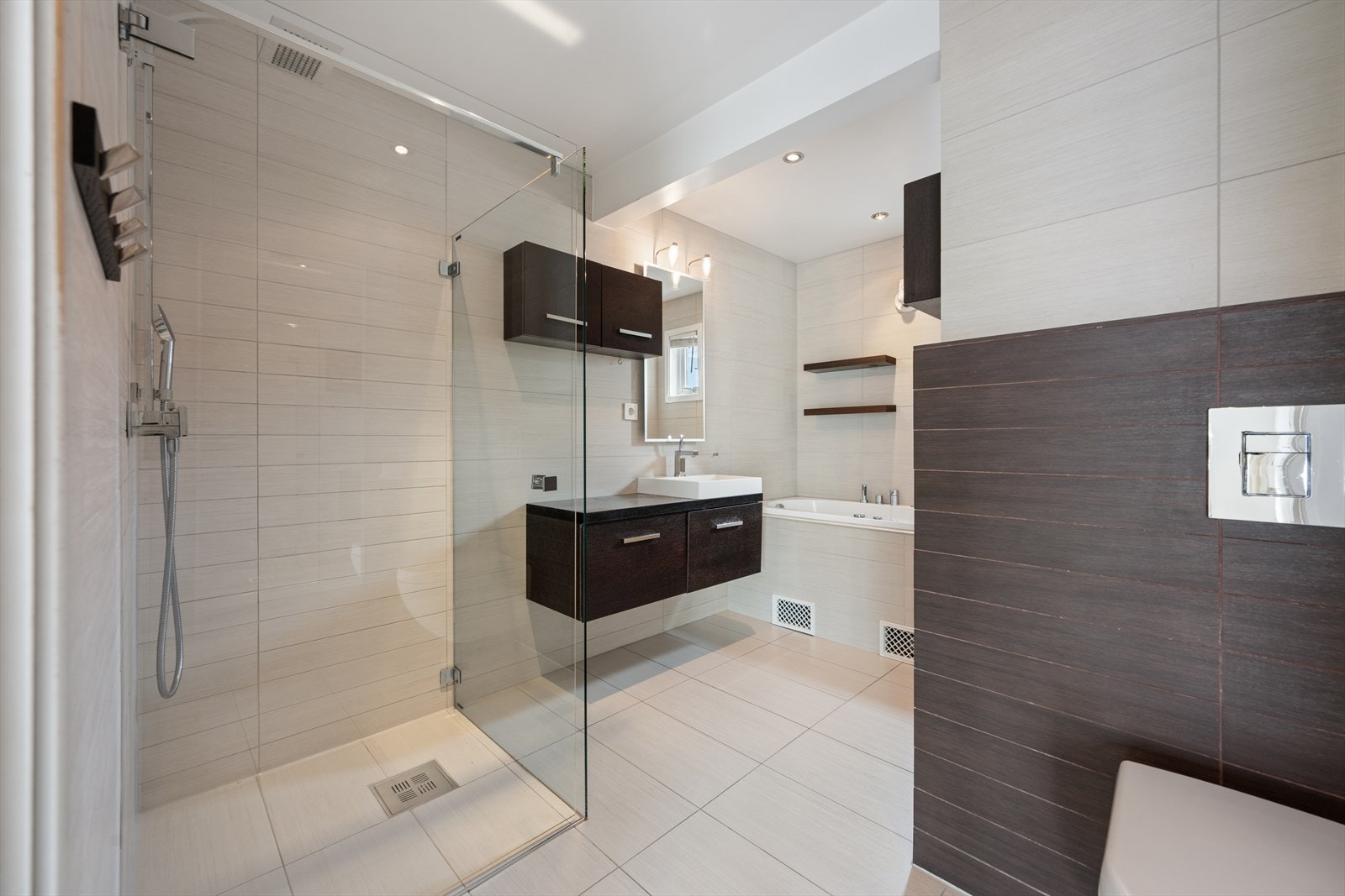 Badet i første etasje er innredet med både dusjhjørne med glassvegger og et separat badekar. Galleribilde