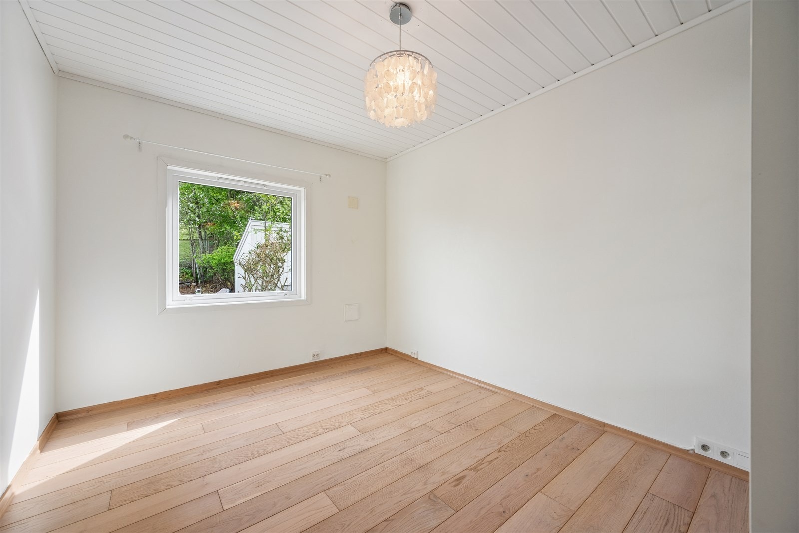 God plass til dobbeltseng og tilhørende møbler. Galleribilde
