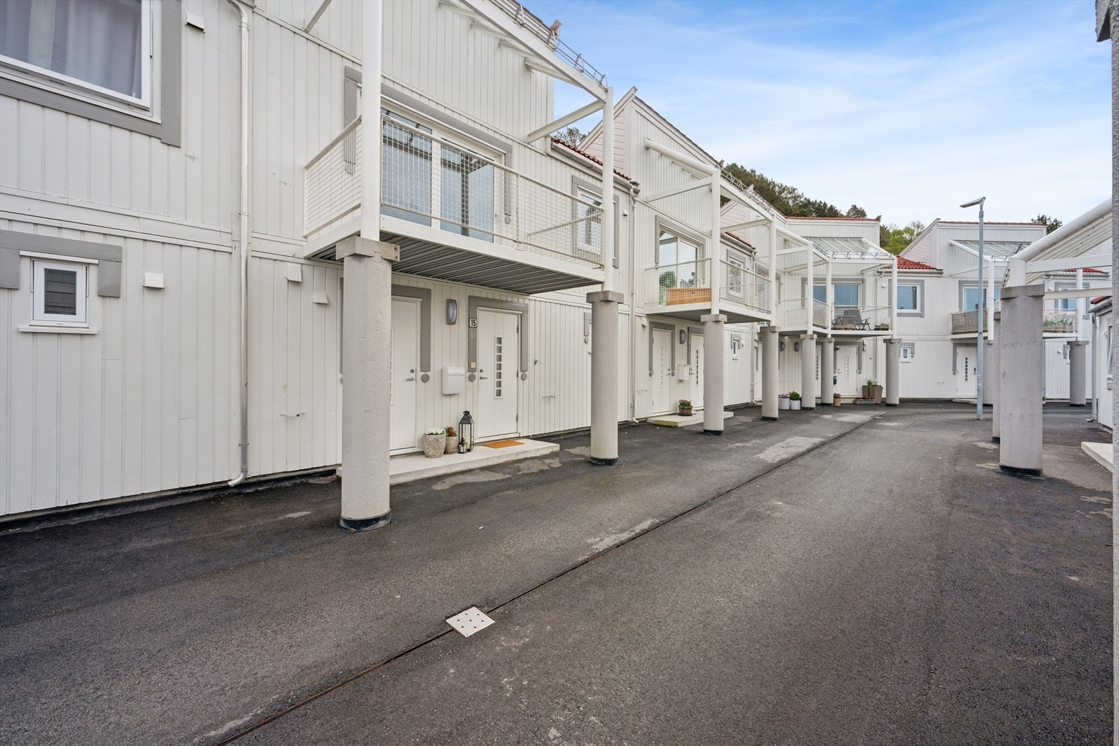 Her bor du med umiddelbar tilgang til grønne turområder. Fra baksiden av boligen går man rett ut i et landskap med turstier som fører til Skoleskogen og Heddå. Galleribilde