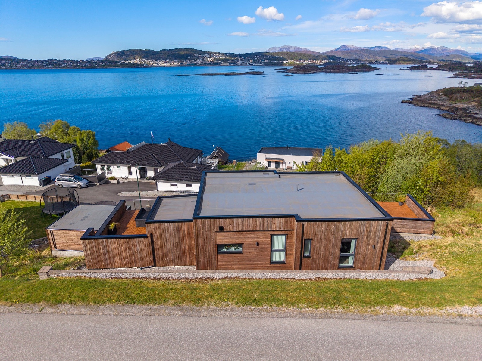 Boligen har flere terrasse områder hvor du kan nyte både utsikt og sol til langt på kveld Galleribilde