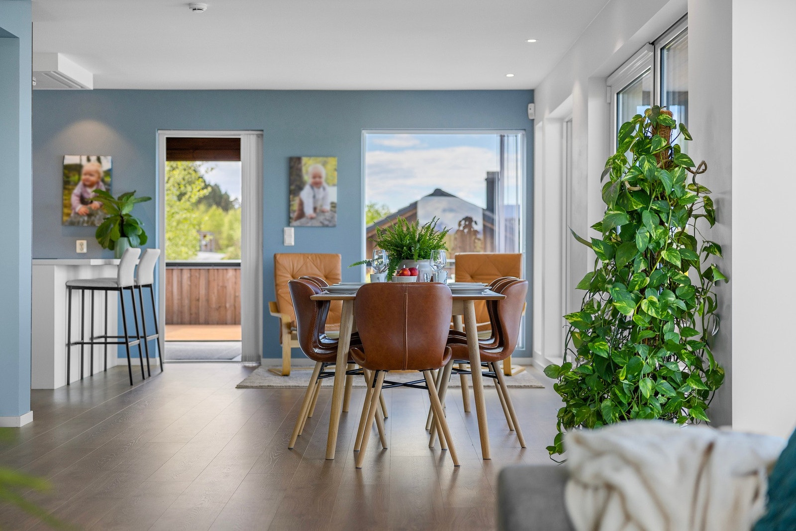 Fra stue har du utgang til vinterhage og balkong Galleribilde