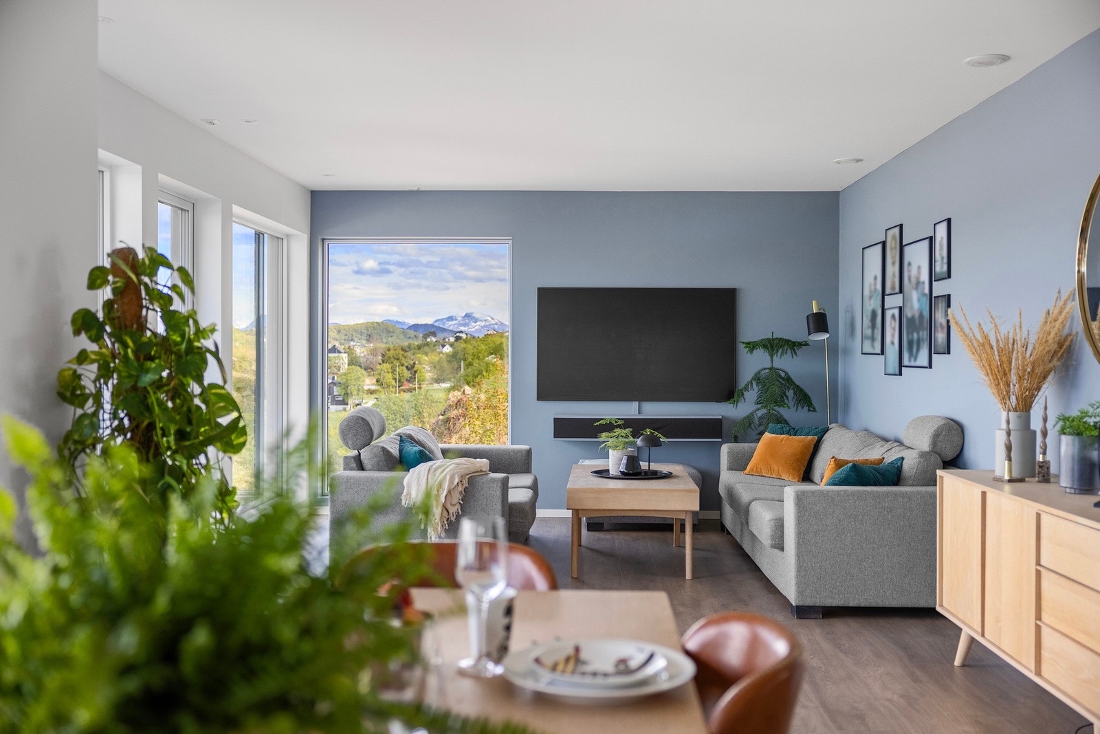 Og god plass til både tv stue og spisebord Galleribilde
