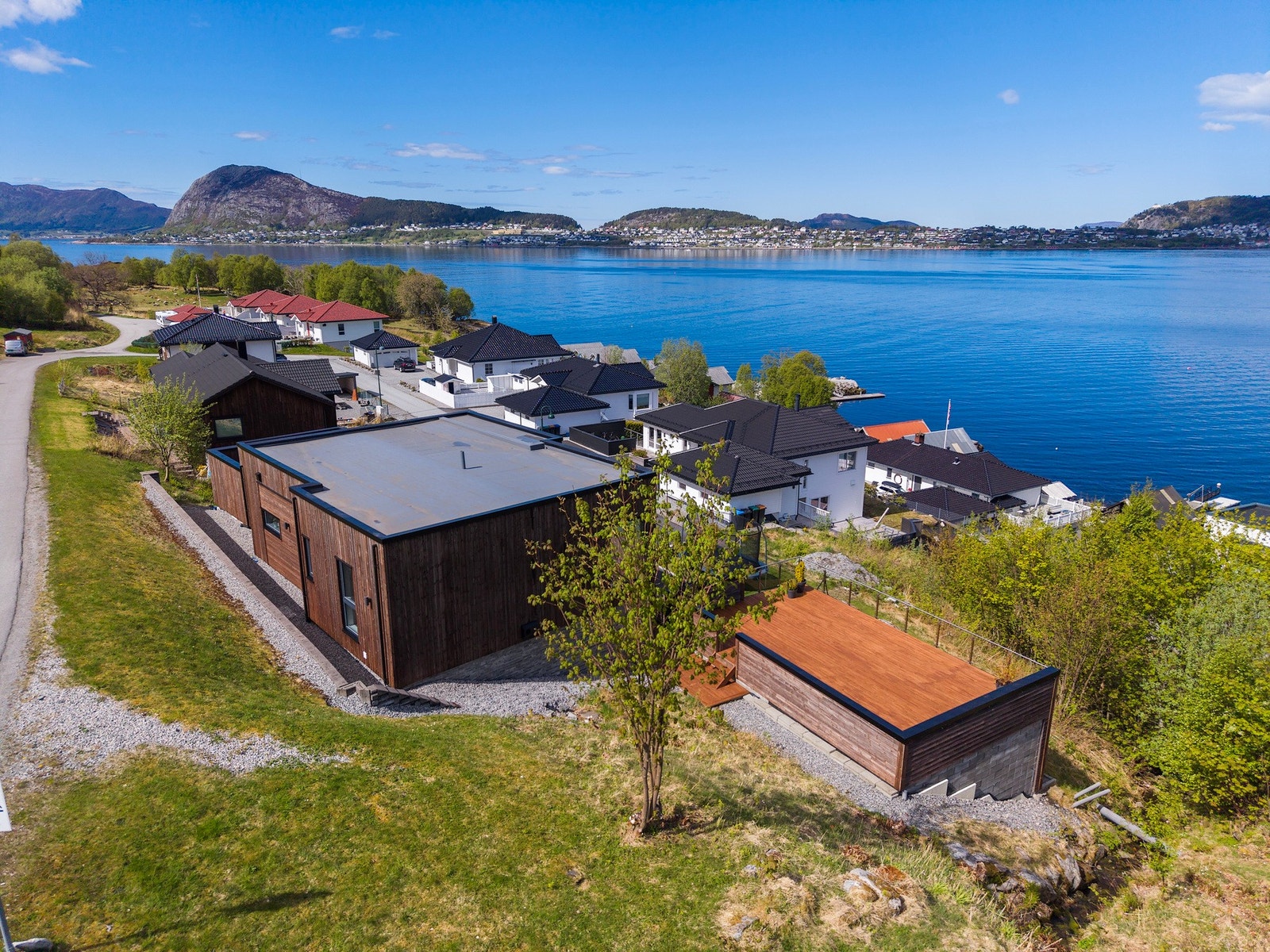 Boligen ligger flott til med uforstyrret utsikt mot byen Galleribilde